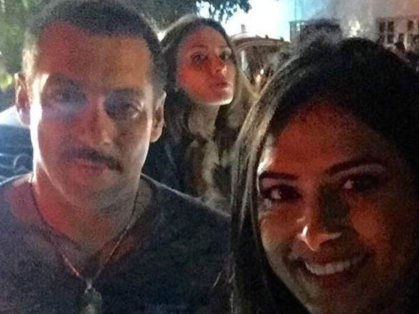 पार्टी में कैमरे पर नज़र