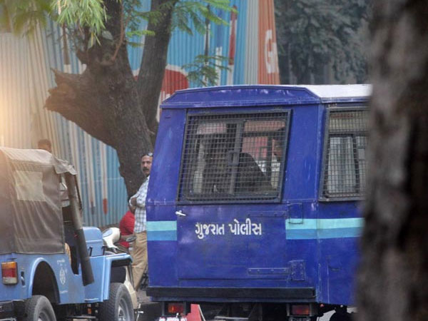 पुलिस की वैन