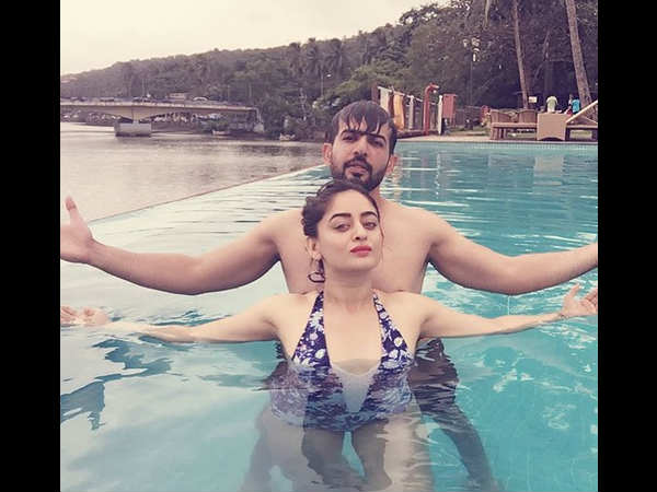 एक पोज़ एक पोज़