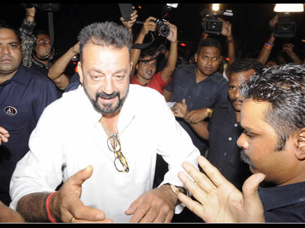 संजय दत्त घिरे संजय दत्त घिरे