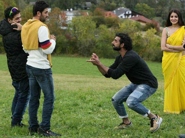 यहां भी.. यहां भी..