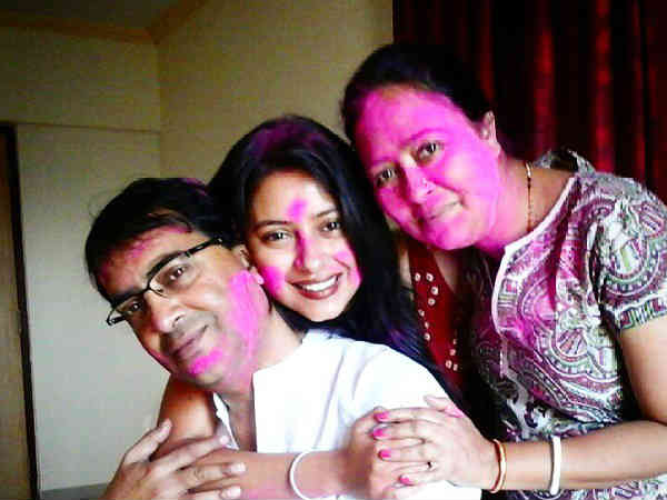 प्रत्यूषा अपने पिता को गाली भी देती है