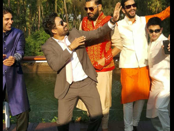 मेरा यार बना है दूल्हा मेरा यार बना है दूल्हा