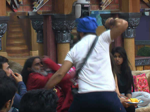 बाबा पर उठाया हाथ बाबा पर उठाया हाथ