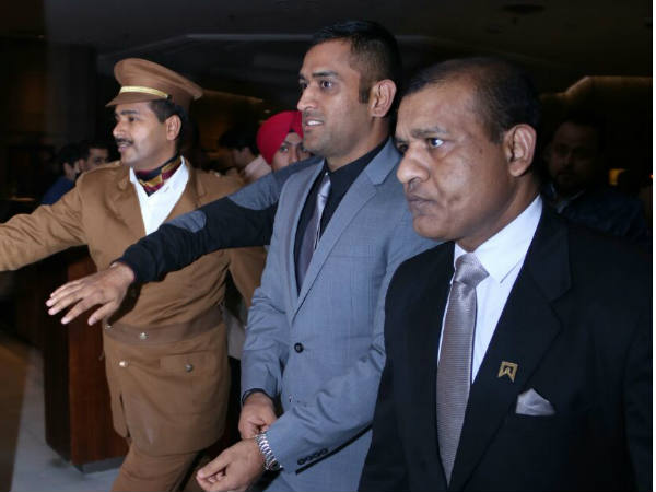 रिसेप्शन पर पहुंचे धोनी रिसेप्शन पर पहुंचे धोनी