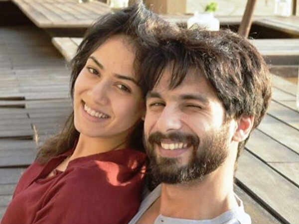 पहली मुलाक़ात में लगा कुछ भी कॉमन नहीं है पहली मुलाक़ात में लगा कुछ भी कॉमन नहीं है