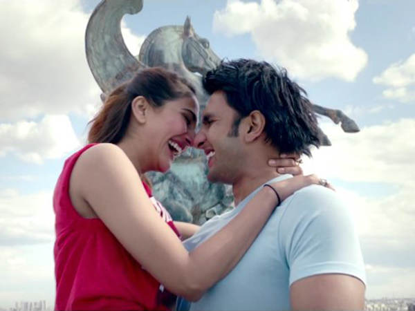 यूथ से भरा है थियेटर यूथ से भरा है थियेटर