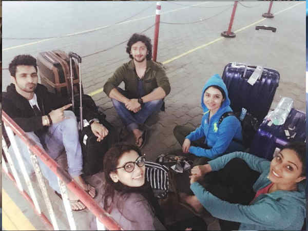 सेल्फी लेते हुए सेल्फी लेते हुए