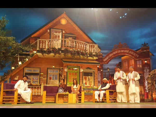 कपिल शर्मा गीता-बबिता से बात करते हुए कपिल शर्मा गीता-बबिता से बात करते हुए
