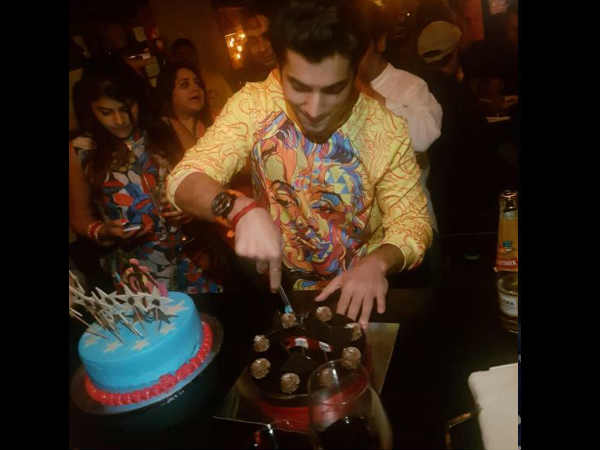 केक काटते हुए शरद केक काटते हुए शरद