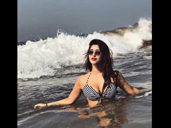 बिकनी में नजर आयीं महादेव की पार्वती बिकनी में नजर आयीं महादेव की पार्वती