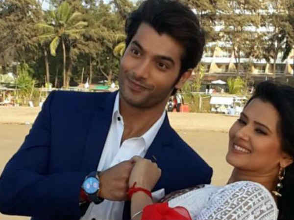 naagin actress Mouni Roy Asks kasam actress Kratika Sengar: Are You Pregnant? naagin actress Mouni Roy Asks kasam actress Kratika Sengar: Are You Pregnant?