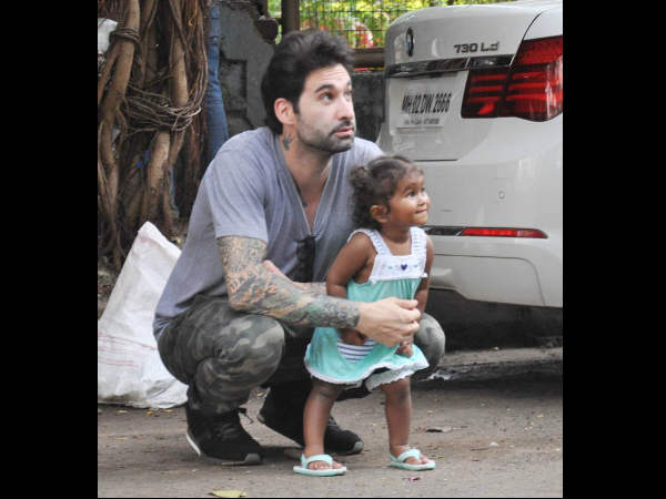 sunny-leone-daughter-nisha-spotted-playing-with-father sunny-leone-daughter-nisha-spotted-playing-with-father