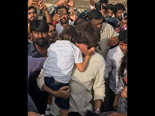 पापा के साथ रहे अबराम पापा के साथ रहे अबराम