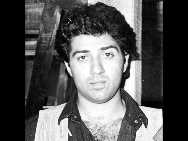 क्या दर्शकों के बदलते अंदाज को देखकर आपको लगता है बॉलीवुड 'स्टारडम' अब खतरे में है? क्या दर्शकों के बदलते अंदाज को देखकर आपको लगता है बॉलीवुड 'स्टारडम' अब खतरे में है?