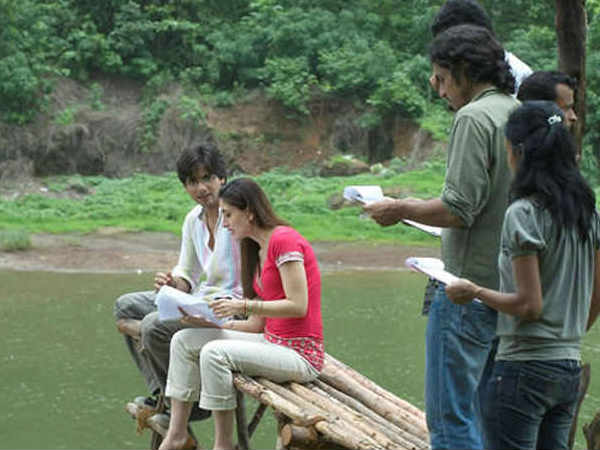 पर्दे के पीछे पर्दे के पीछे