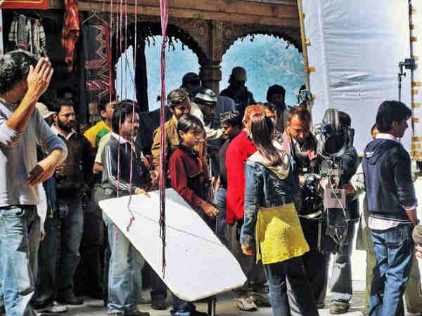 पर्दे के पीछे पर्दे के पीछे