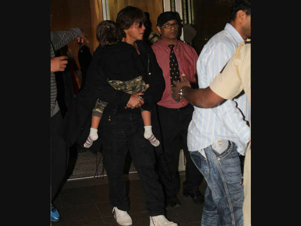 shahrukh-khan-spotted-with-sleepy-abram-on-airport shahrukh-khan-spotted-with-sleepy-abram-on-airport