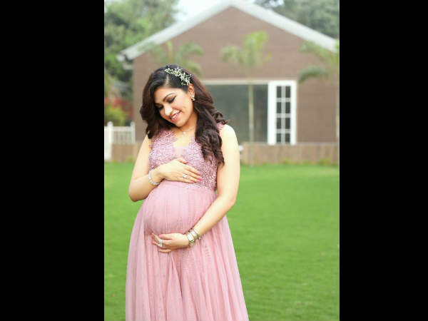 tulsi-kumar-expecting-her-first-baby tulsi-kumar-expecting-her-first-baby