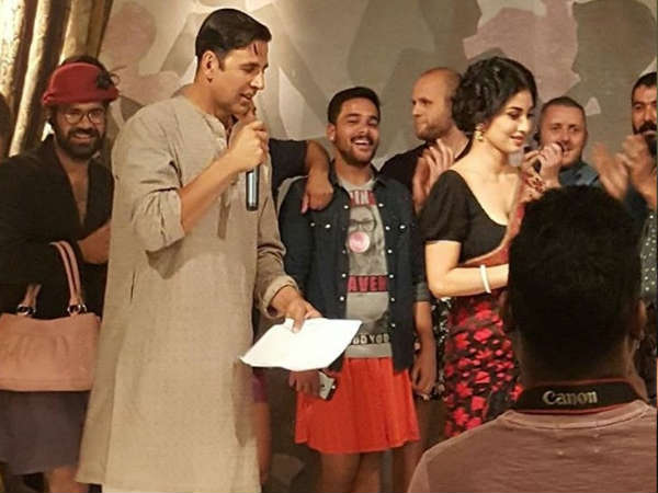 अक्षय कुमार-मौनी रॉय अक्षय कुमार-मौनी रॉय