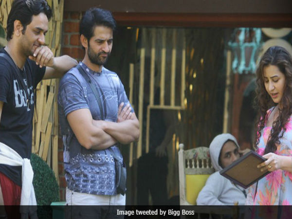 असली रंग दिखाना शुरू असली रंग दिखाना शुरू