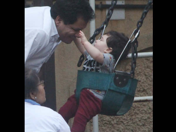 kareena-kapoor-son-taimur-ali-khan-spotted-playing-in-park kareena-kapoor-son-taimur-ali-khan-spotted-playing-in-park