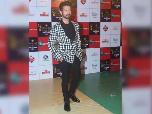 रेड कार्पेट - ज़ी सिने अवार्ड्स रेड कार्पेट - ज़ी सिने अवार्ड्स