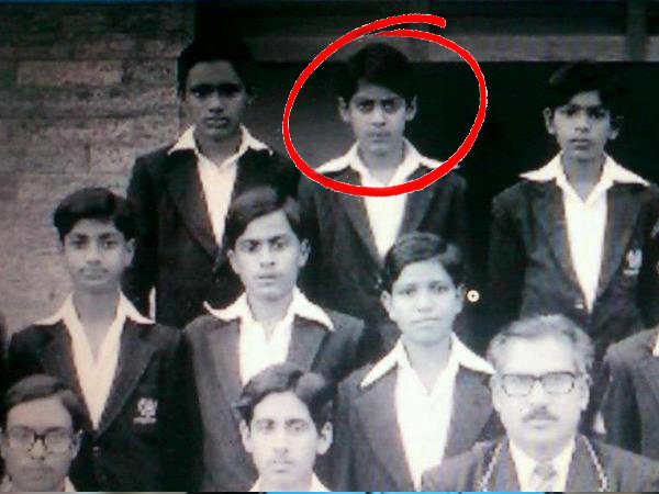 स्कूल ड्रेस में देखने पहुंचे शोले स्कूल ड्रेस में देखने पहुंचे शोले