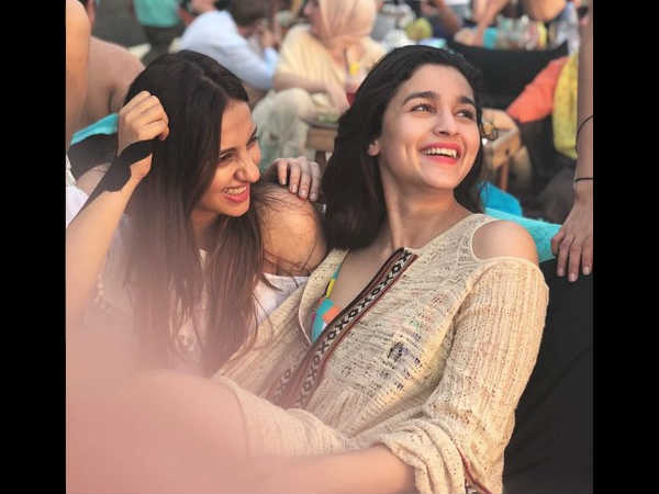 बाली में थीं आलिया बाली में थीं आलिया