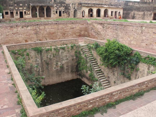 सबसे पहले रानी पद्मिनी ने किया जौहर सबसे पहले रानी पद्मिनी ने किया जौहर