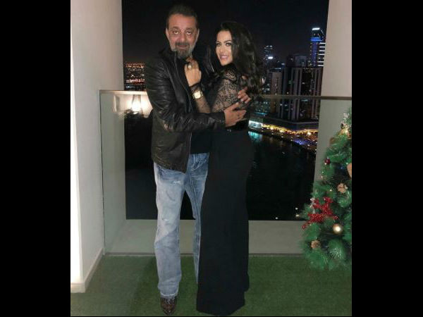trishala-shares-pic-with-father-sanjay-dutt-and-family trishala-shares-pic-with-father-sanjay-dutt-and-family