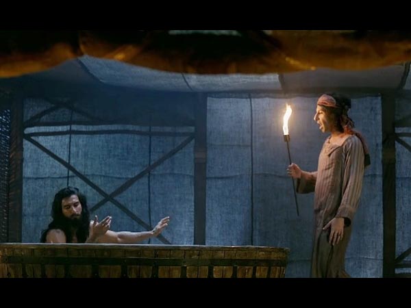 1. आपके किरदार मलिक कफूऱ को फिल्म में काफी सराहा गया है। क्या आपको ऐसी प्रतिक्रिया की उम्मीद थी? 1. आपके किरदार मलिक कफूऱ को फिल्म में काफी सराहा गया है। क्या आपको ऐसी प्रतिक्रिया की उम्मीद थी?