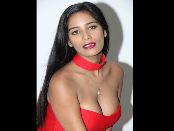 हर मौके पर कपड़े उतारने के लिए तैयार