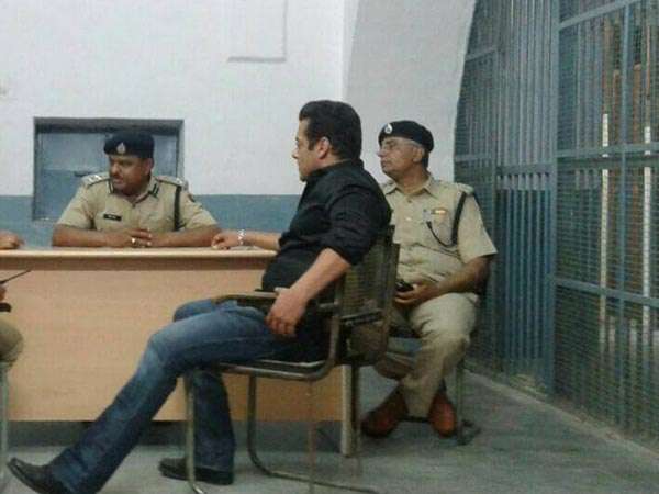 जेल में हैं?