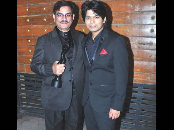 vinod-kambli-wife-andrea-hewitt-accused-assaulting-ankit-tiwari-father-video-went-viral vinod-kambli-wife-andrea-hewitt-accused-assaulting-ankit-tiwari-father-video-went-viral