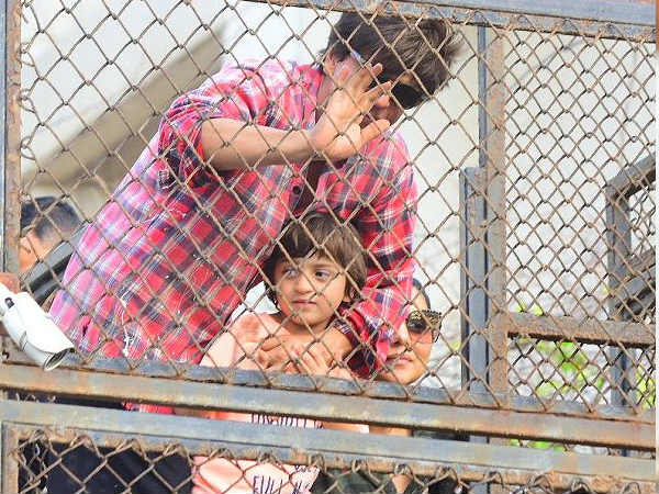 हमेशा फैन्स के साथ खुश हमेशा फैन्स के साथ खुश