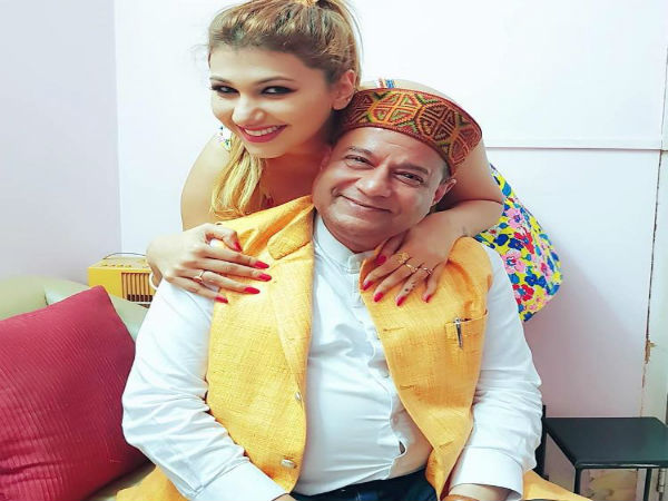 अनूप जलोटा अपनी शिष्या जसलीन मथारू अनूप जलोटा अपनी शिष्या जसलीन मथारू
