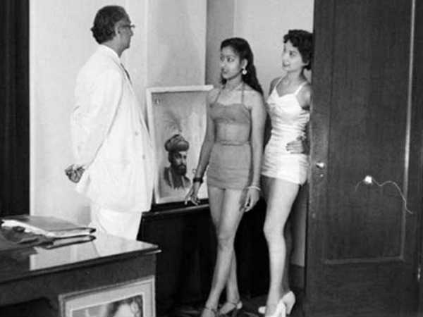 ऑडिशन देने आईं लड़कियां ऑडिशन देने आईं लड़कियां