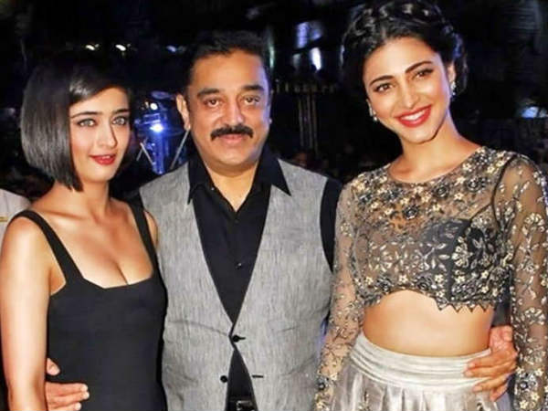 कमल हासन के साथ दोनो बेटियां कमल हासन के साथ दोनो बेटियां