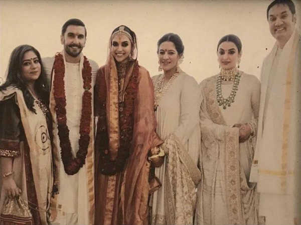 वायरल हुई ग्रुप फोटो वायरल हुई ग्रुप फोटो