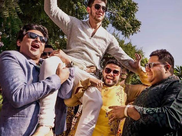 जीजा कंधे पर जीजा कंधे पर