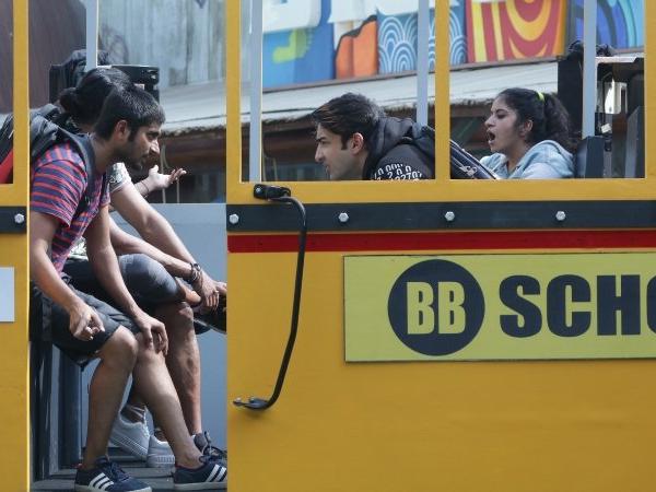 बस टास्क पर दीपक की क्लास बस टास्क पर दीपक की क्लास