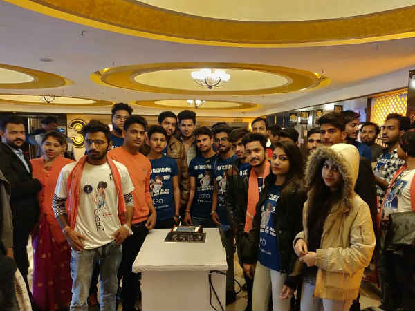 केक काटकर मनाया जश्न केक काटकर मनाया जश्न