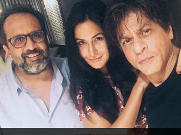 आप फ़िल्म के किरदार के अनुसार ही कलाकार चुनते हैं। लंबे समय तक लोग इंतेज़ार में रहे कि शाहरुख के अपोज़िट कौन एक्ट्रेस होंगी। ऐसे में आपने कैटरीना और अनुष्का का चयन कैसे किया? आप फ़िल्म के किरदार के अनुसार ही कलाकार चुनते हैं। लंबे समय तक लोग इंतेज़ार में रहे कि शाहरुख के अपोज़िट कौन एक्ट्रेस होंगी। ऐसे में आपने कैटरीना और अनुष्का का चयन कैसे किया?