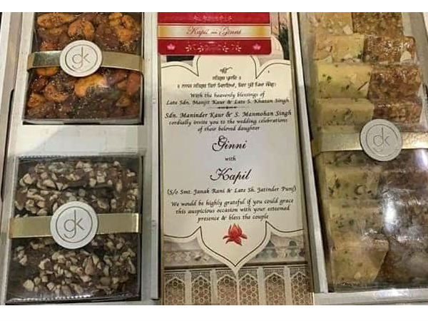मिठाईयों के साथ इस कार्ड को सजाने की कोशिश मिठाईयों के साथ इस कार्ड को सजाने की कोशिश