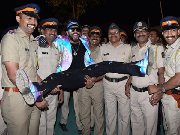 मुंबई पुलिस मुंबई पुलिस