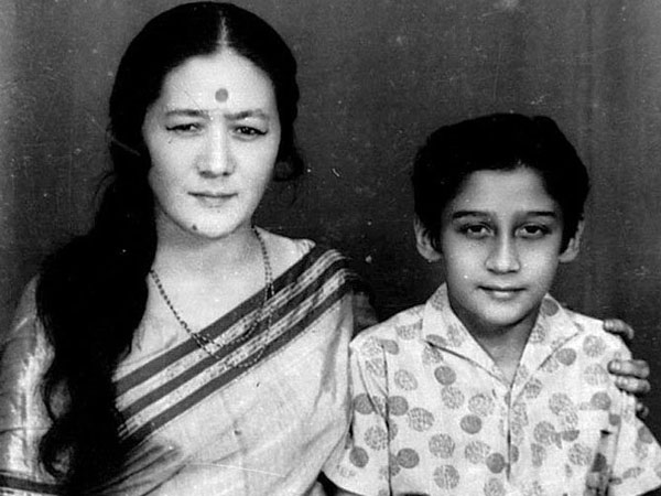 मां की तस्वीर के साथ मां की तस्वीर के साथ