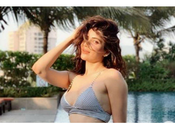 बॅालीवुड में सेट बॅालीवुड में सेट