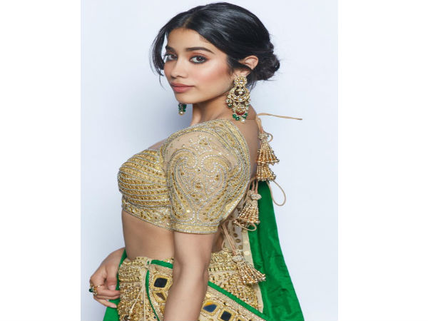 सिंपल लुक से लोगों को इंप्रेस