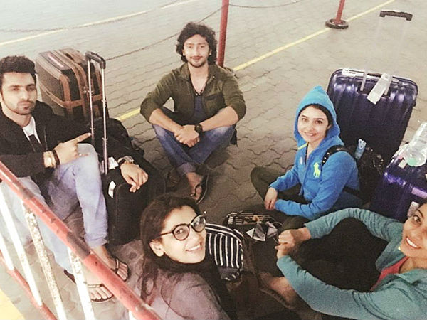 दोस्तों के साथ घूमना दोस्तों के साथ घूमना